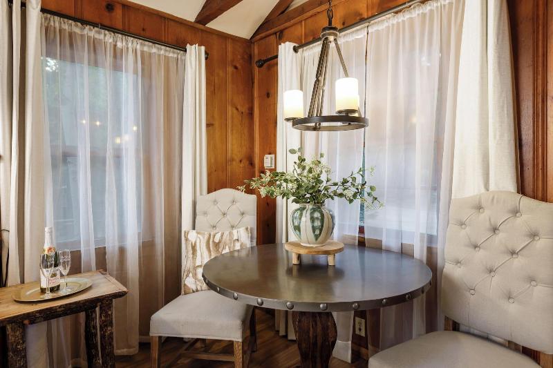 Arrowhead Pine Rose Cabins image
