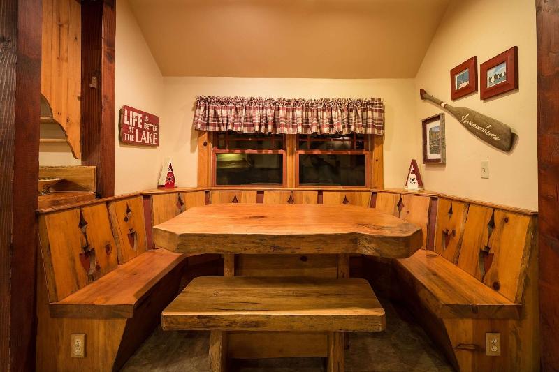 Arrowhead Pine Rose Cabins image