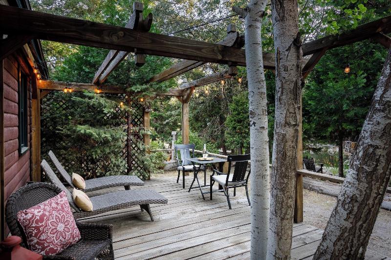 Arrowhead Pine Rose Cabins image