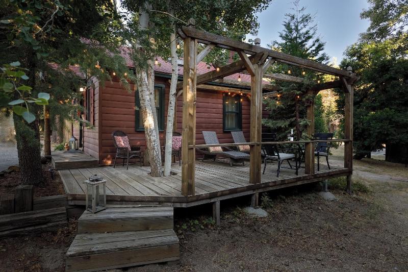 Arrowhead Pine Rose Cabins image