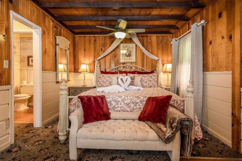 Arrowhead Pine Rose Cabins image