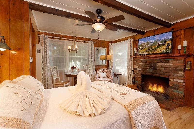 Arrowhead Pine Rose Cabins image