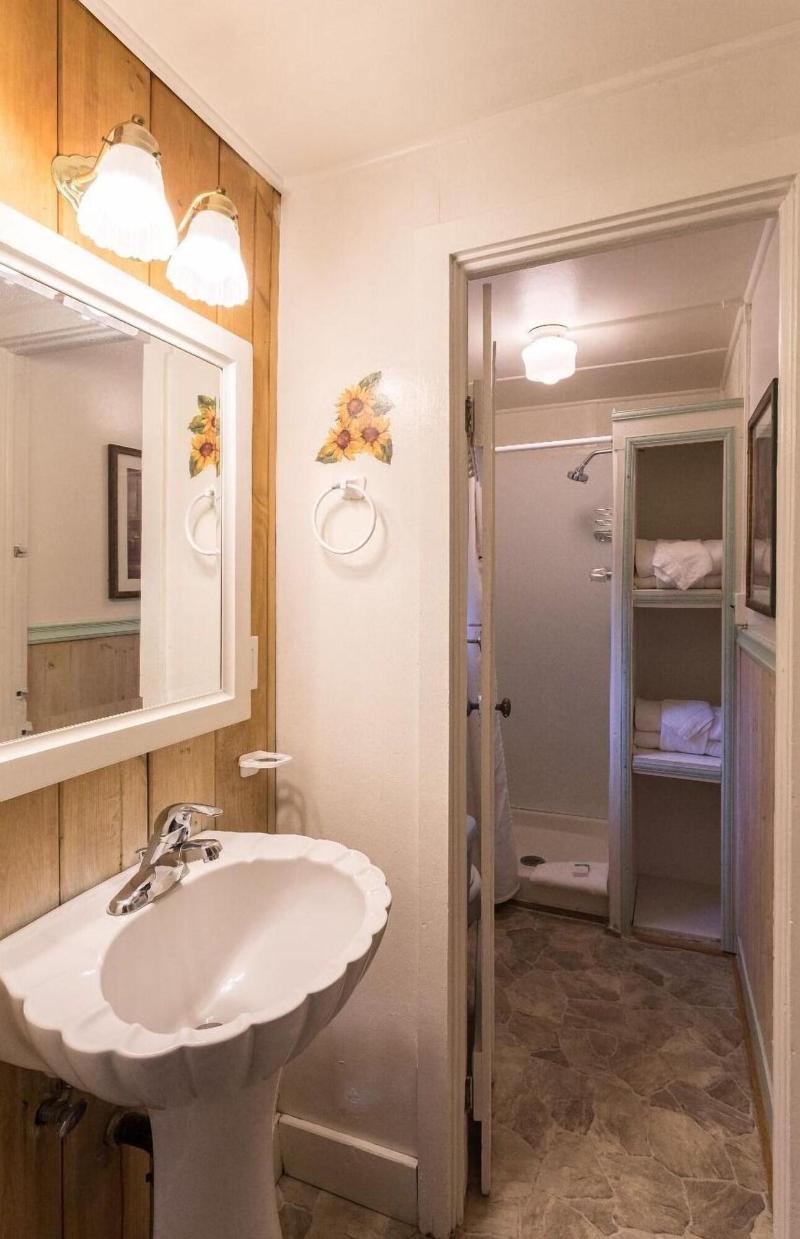 Arrowhead Pine Rose Cabins image