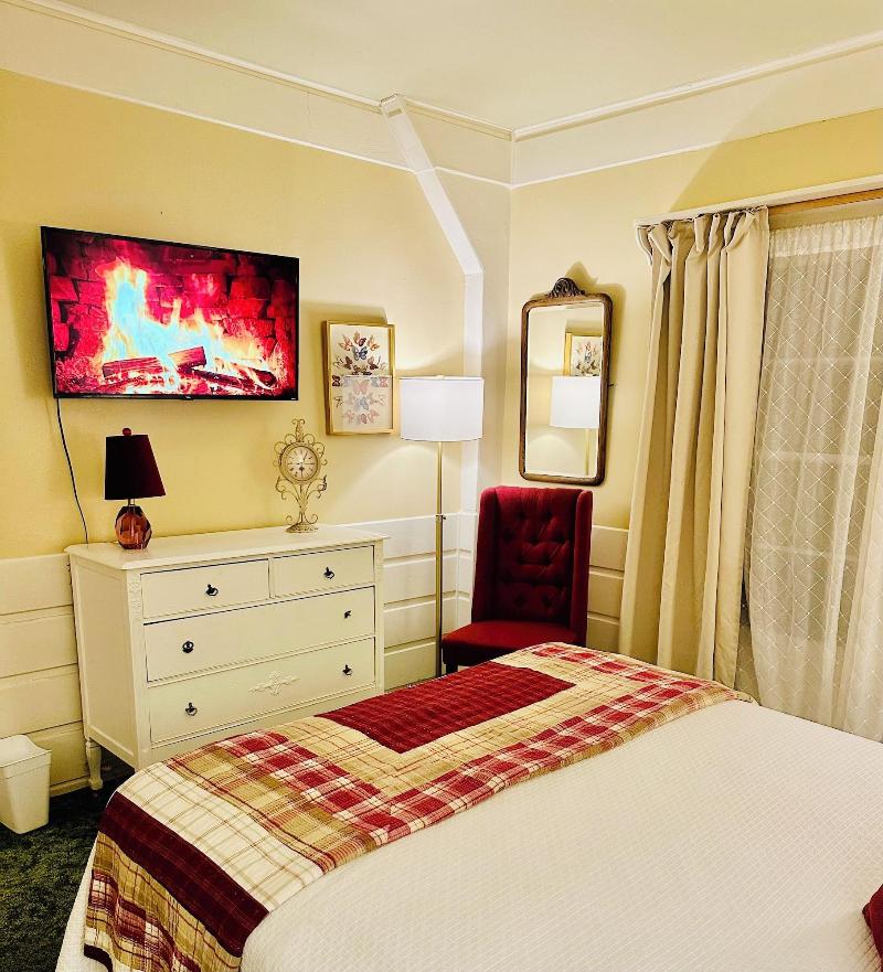 Arrowhead Pine Rose Cabins image
