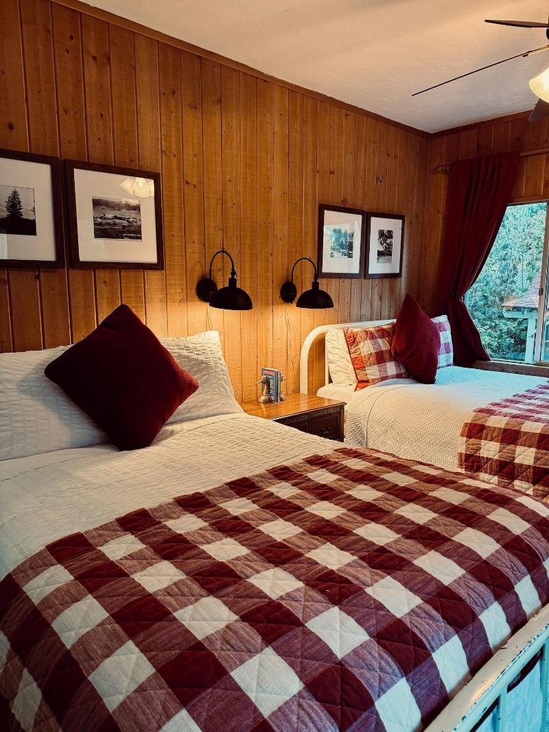 Arrowhead Pine Rose Cabins image