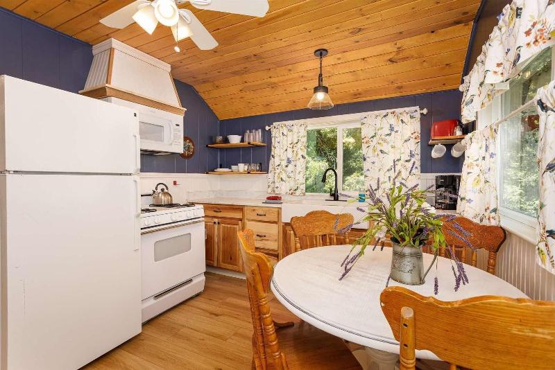 Arrowhead Pine Rose Cabins image