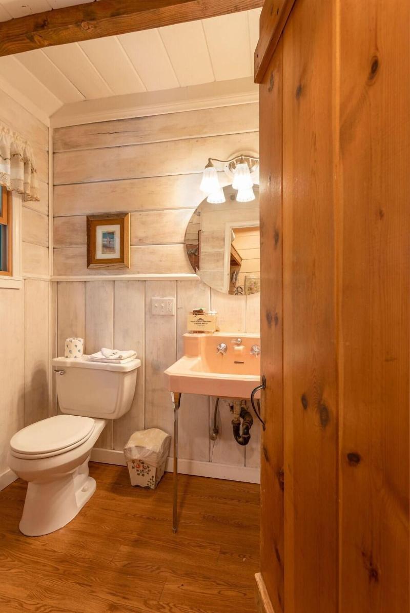 Arrowhead Pine Rose Cabins image