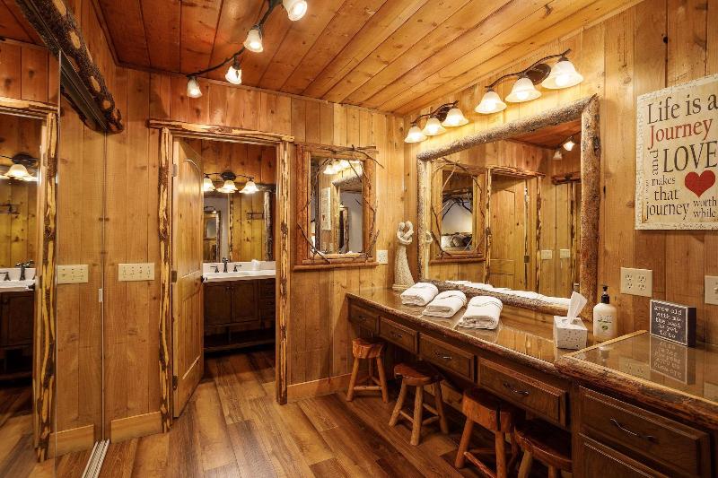Arrowhead Pine Rose Cabins image