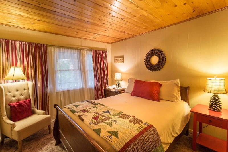 Arrowhead Pine Rose Cabins image