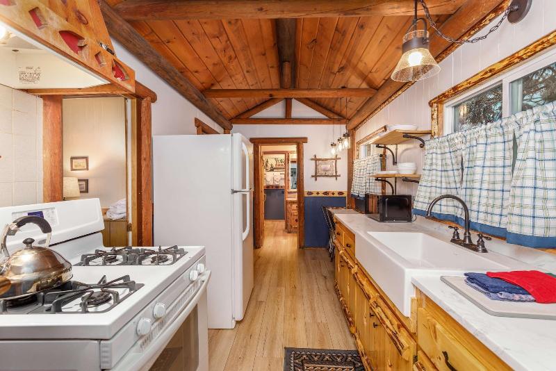 Arrowhead Pine Rose Cabins image