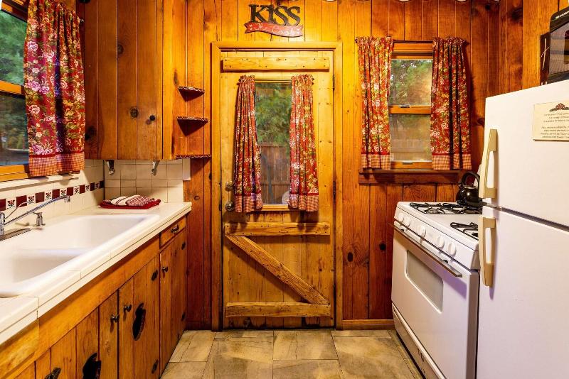 Arrowhead Pine Rose Cabins image