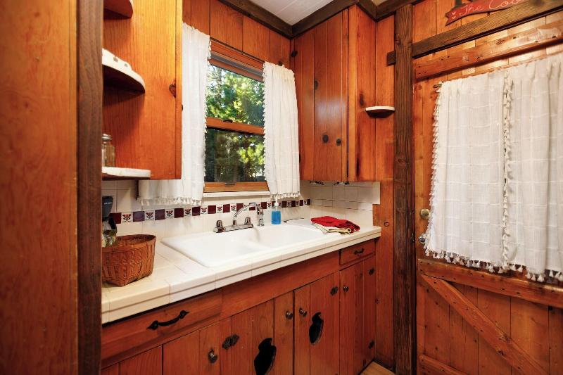Arrowhead Pine Rose Cabins image