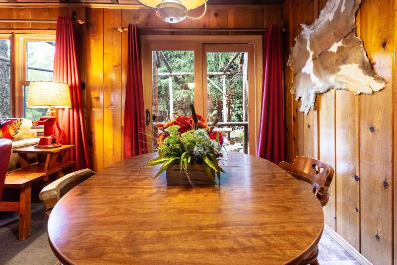 Arrowhead Pine Rose Cabins image