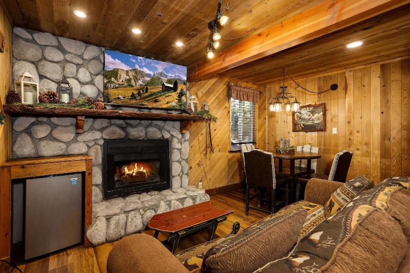 Arrowhead Pine Rose Cabins image
