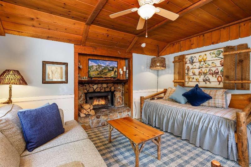 Arrowhead Pine Rose Cabins image