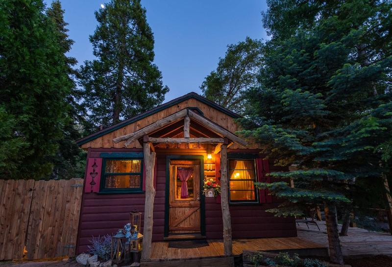 Arrowhead Pine Rose Cabins image