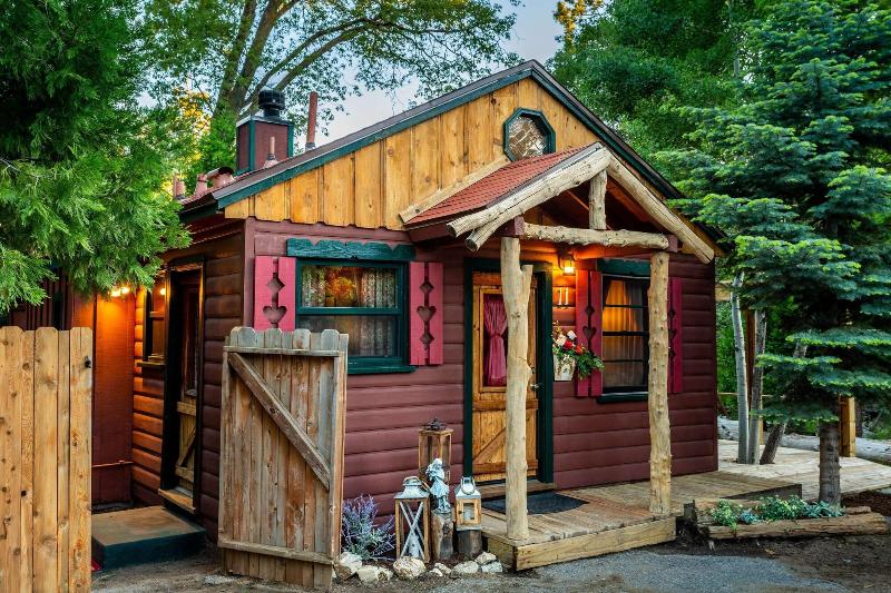 Arrowhead Pine Rose Cabins image