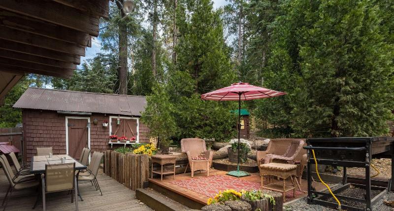 Arrowhead Pine Rose Cabins image