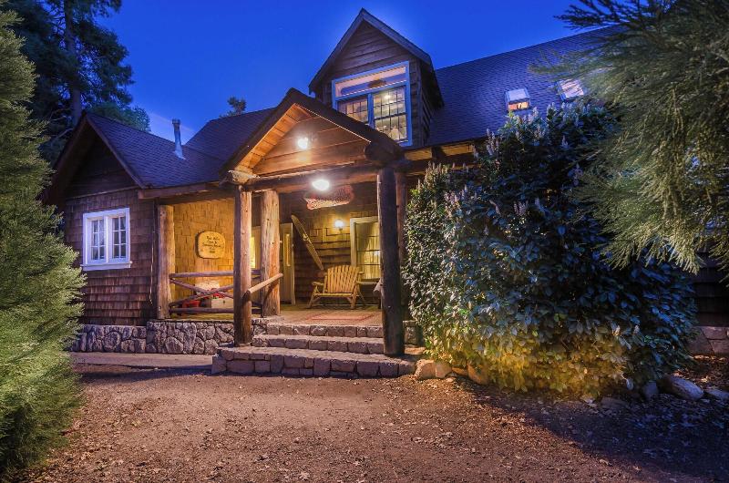 Arrowhead Pine Rose Cabins image