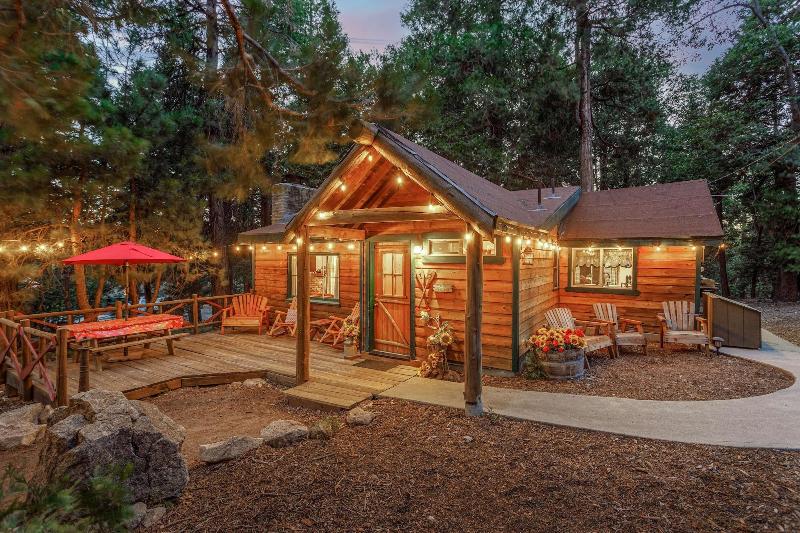 Arrowhead Pine Rose Cabins image