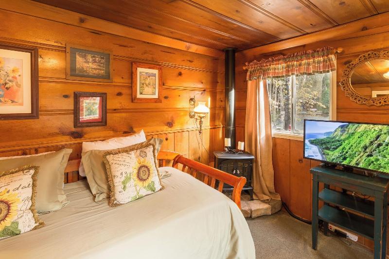 Arrowhead Pine Rose Cabins image