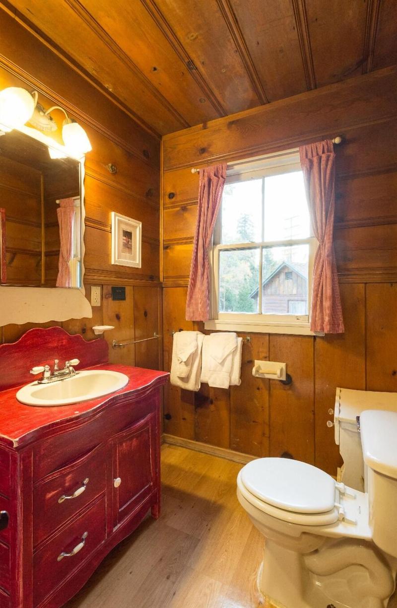 Arrowhead Pine Rose Cabins image