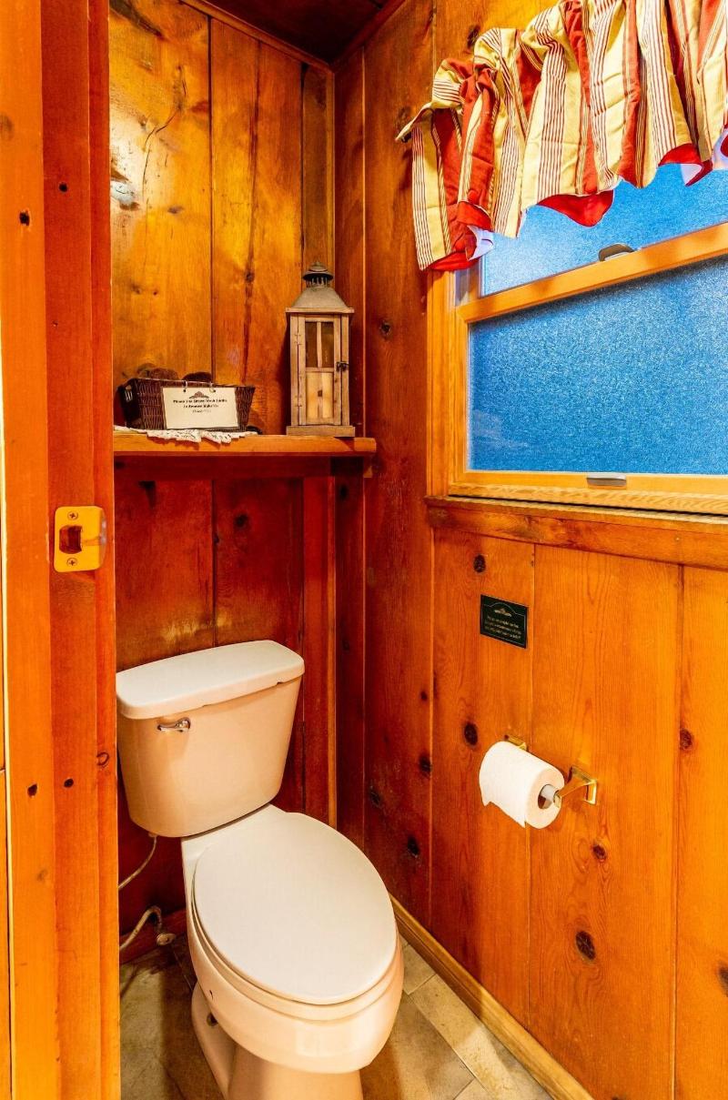 Arrowhead Pine Rose Cabins image