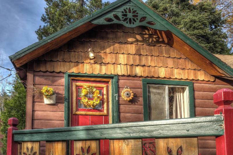 Arrowhead Pine Rose Cabins image