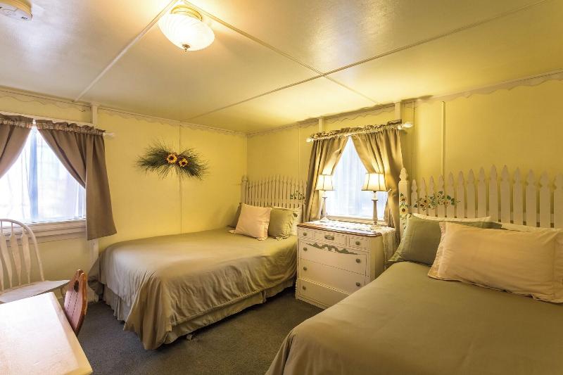 Arrowhead Pine Rose Cabins image
