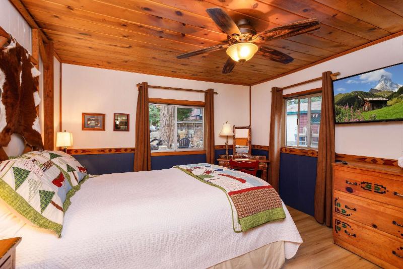 Arrowhead Pine Rose Cabins image