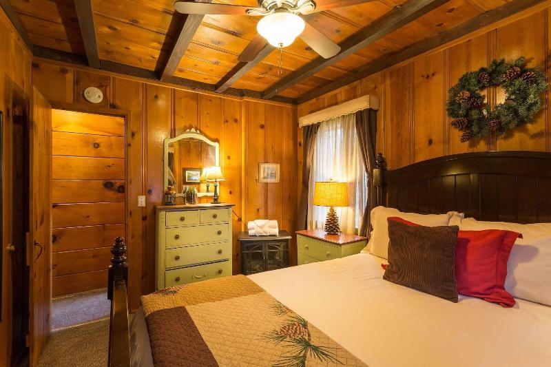 Arrowhead Pine Rose Cabins image