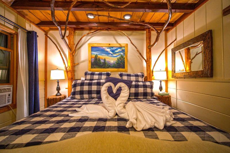 Arrowhead Pine Rose Cabins image
