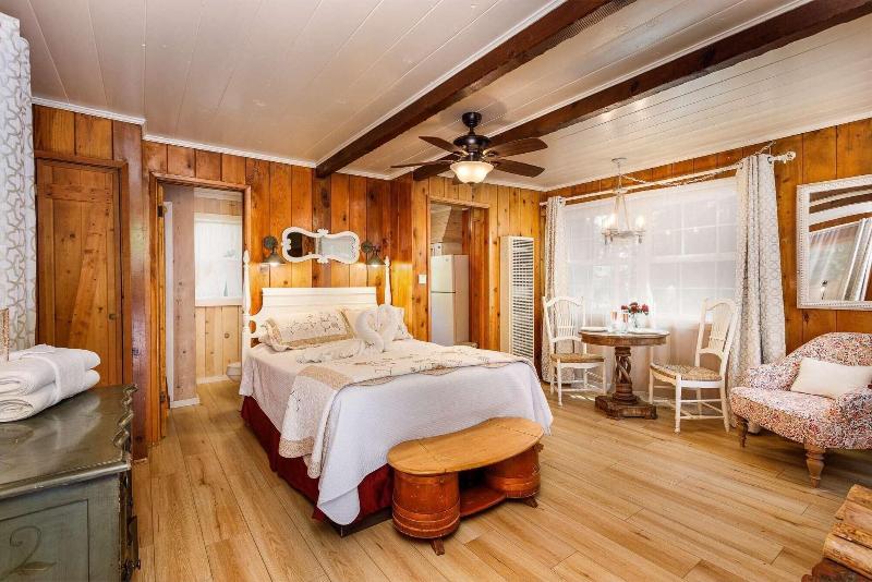 Arrowhead Pine Rose Cabins image