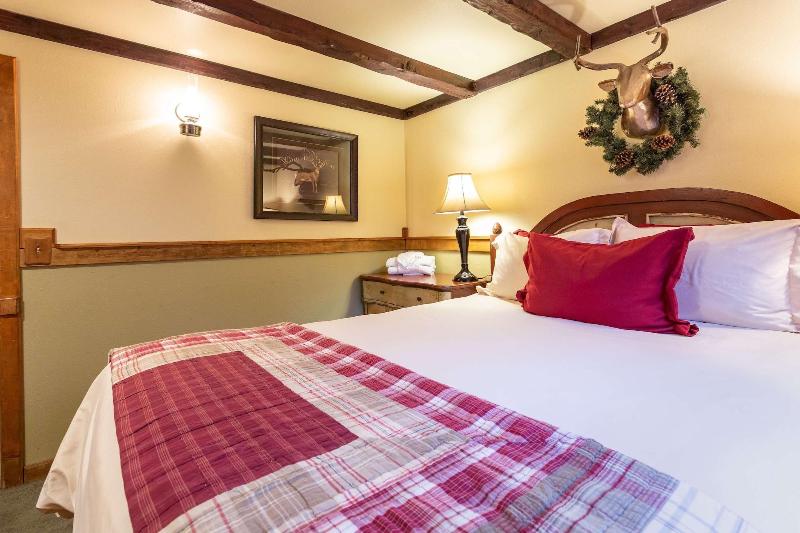 Arrowhead Pine Rose Cabins image
