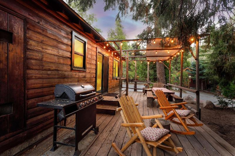 Arrowhead Pine Rose Cabins image