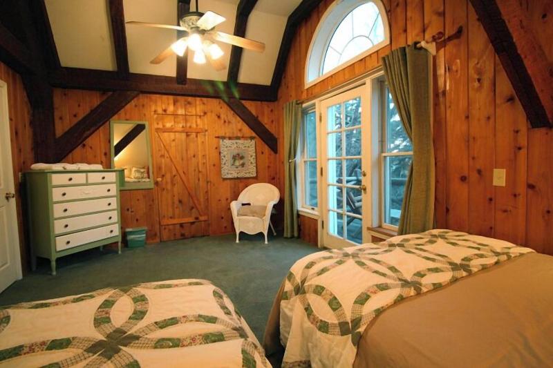 Arrowhead Pine Rose Cabins image