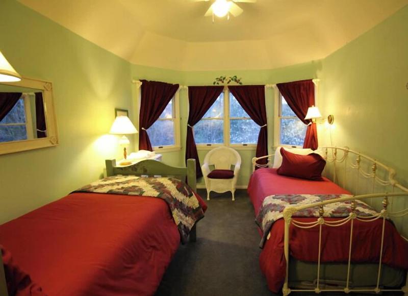 Arrowhead Pine Rose Cabins image