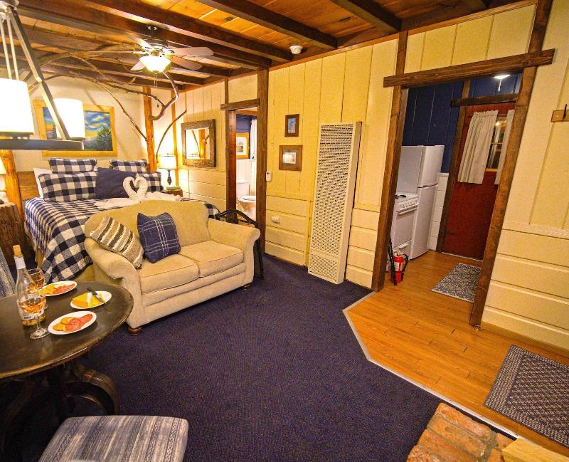 Arrowhead Pine Rose Cabins image