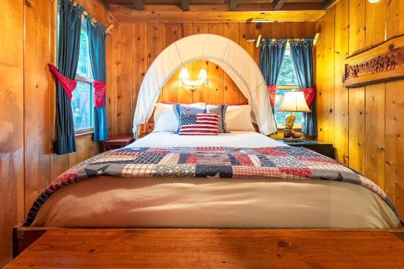 Arrowhead Pine Rose Cabins image