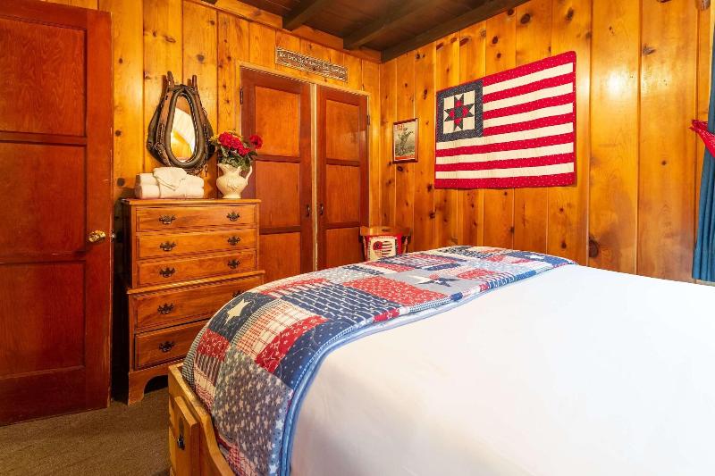 Arrowhead Pine Rose Cabins image