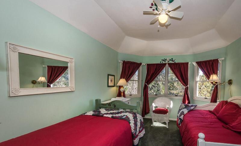 Arrowhead Pine Rose Cabins image