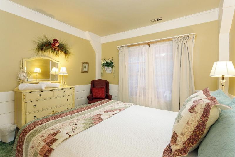 Arrowhead Pine Rose Cabins image