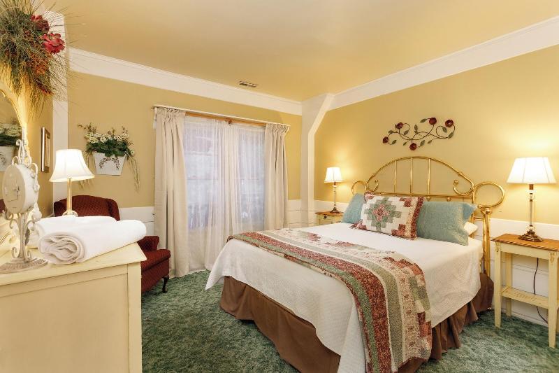 Arrowhead Pine Rose Cabins image