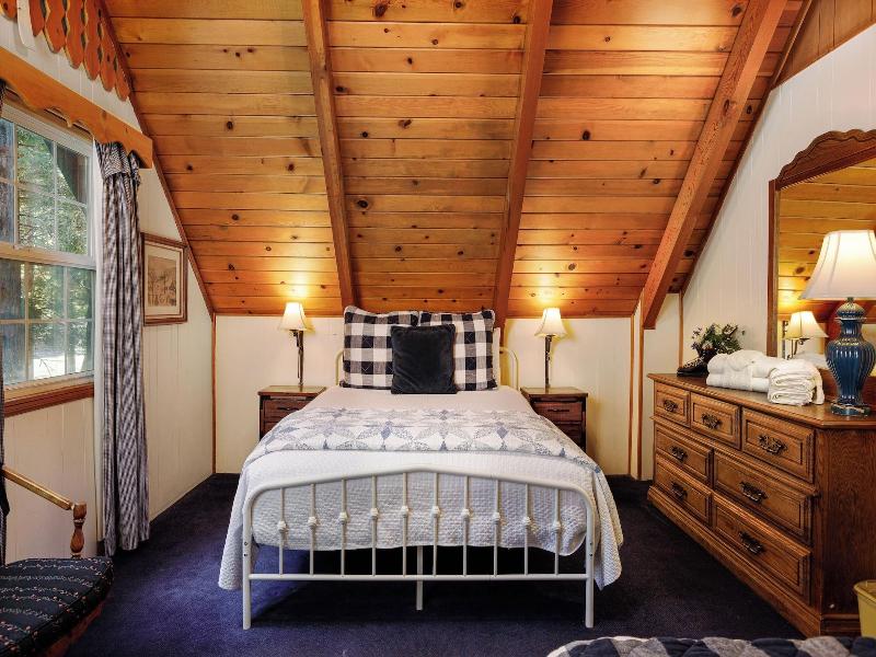 Arrowhead Pine Rose Cabins image