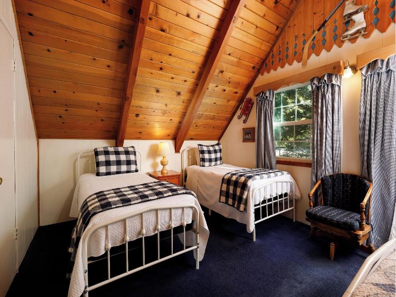 Arrowhead Pine Rose Cabins image