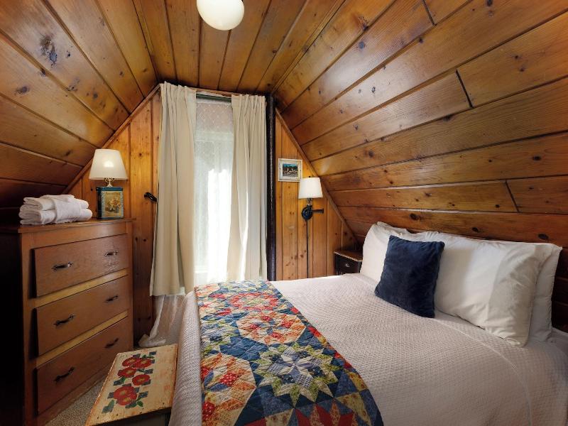Arrowhead Pine Rose Cabins image
