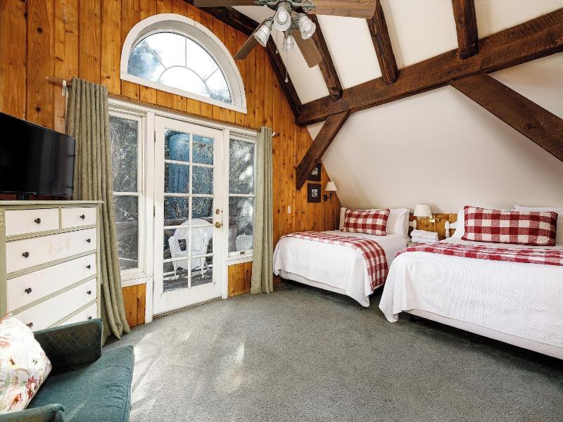 Arrowhead Pine Rose Cabins image