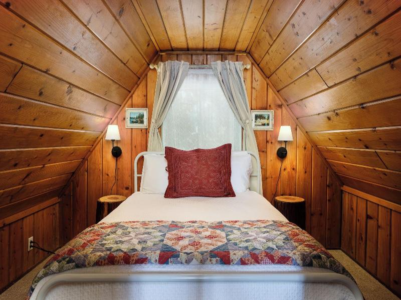 Arrowhead Pine Rose Cabins image