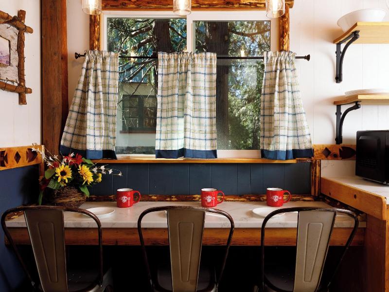 Arrowhead Pine Rose Cabins image