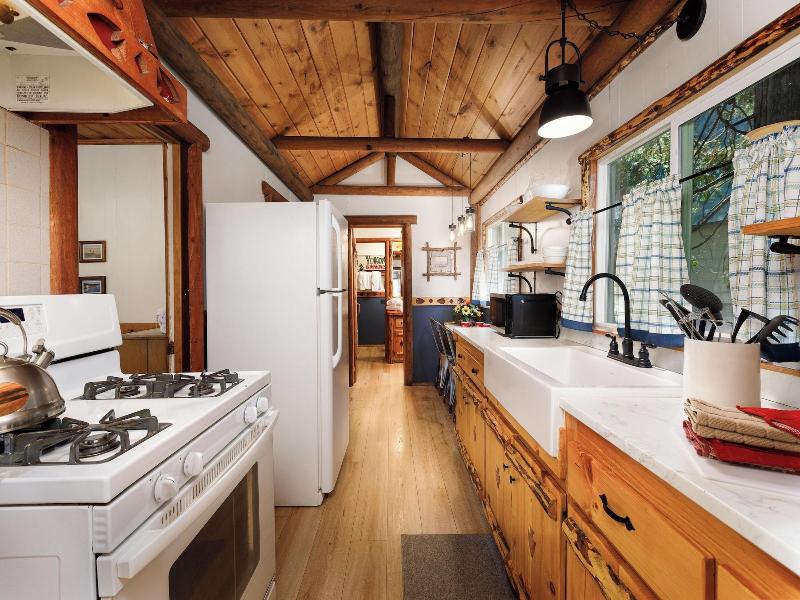 Arrowhead Pine Rose Cabins image